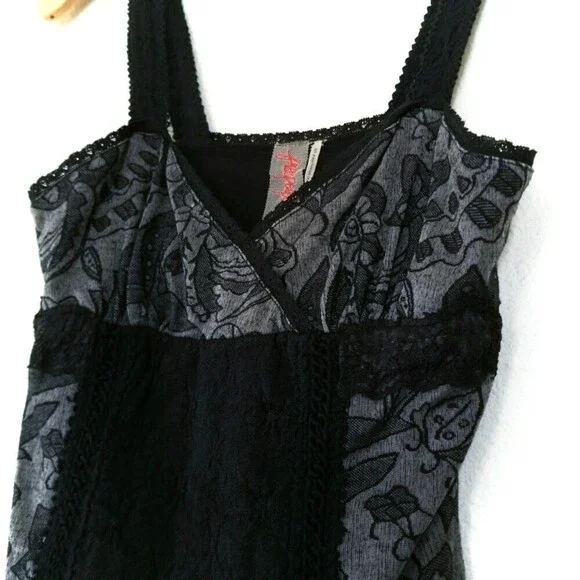 FREE PEOPLE 90's Cropped Surpluce Neck Baby Cami in Black Lace Womens Medium - Picture 7 of 7